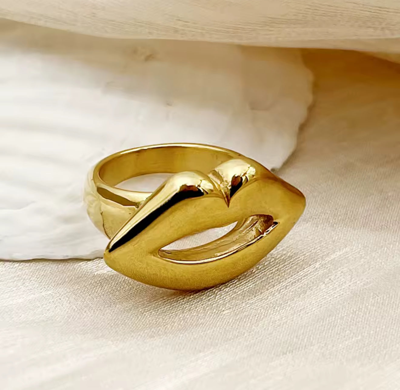 Kiss Ring